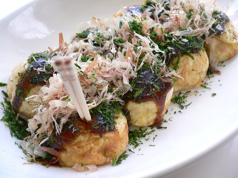 Takoyaki japonês – bolinho tradicional de Osaka, ícone das comidas japonesas de rua